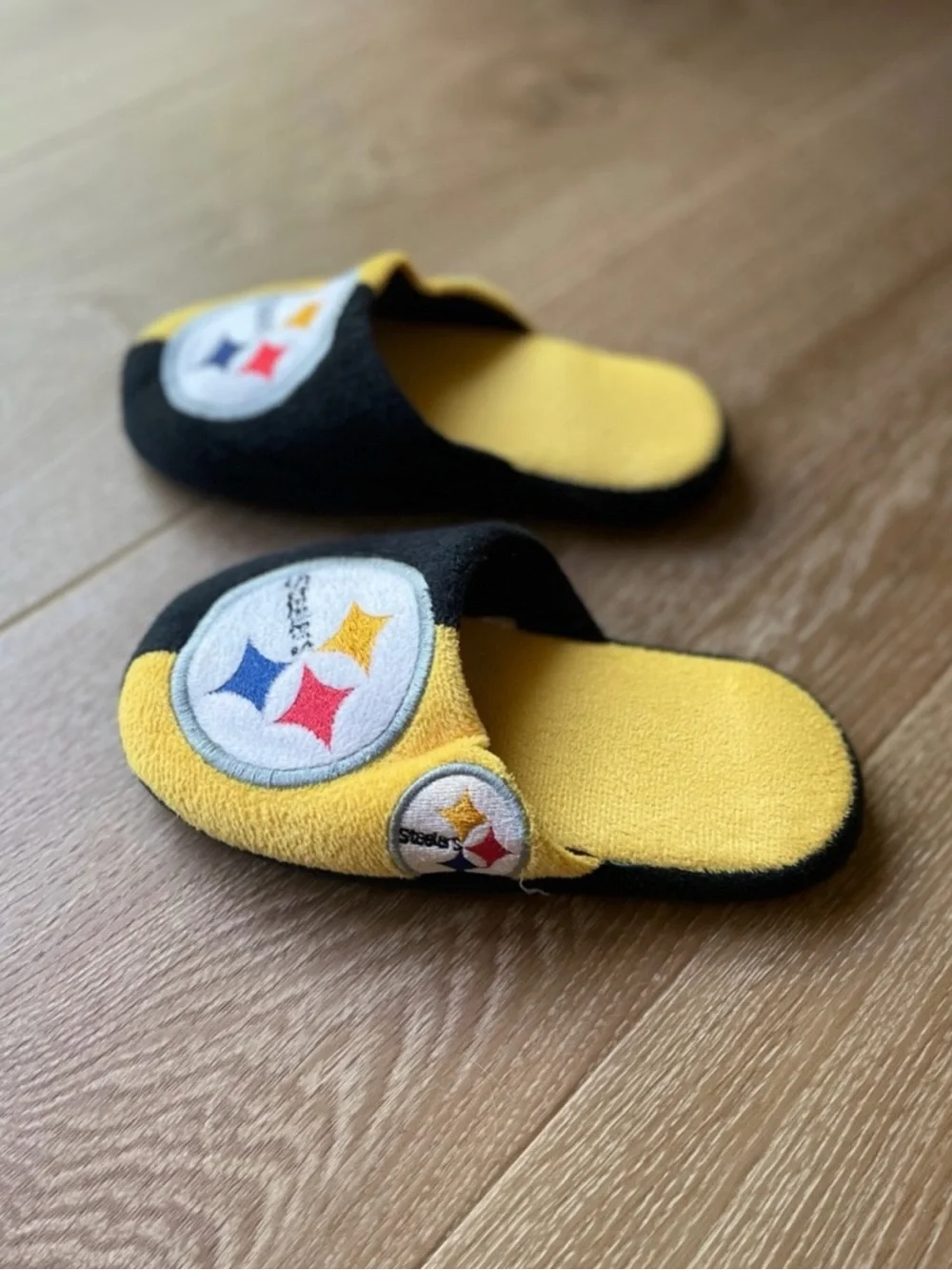 Pittsburgh Steelers Plush Slippers Black Yellow NFL Team House Shoes, size 1-2